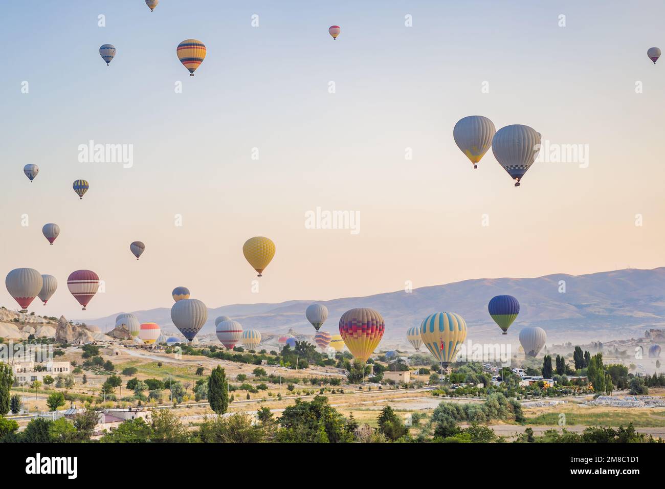 Palloncino colorato ad aria calda che sorvola la Cappadocia, Turchia Foto Stock