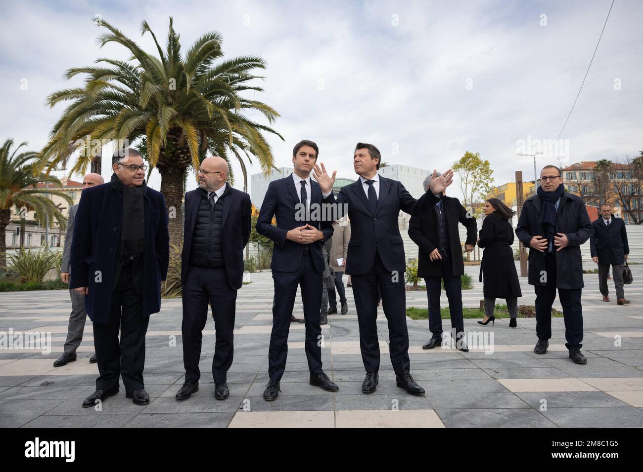 Nizza, Francia, 13 gennaio 2023 . Gabriel Attal, Ministre de l'Action et des Comptes Publics, visite le chantier de verdisement de la ville de Nice, dans le prolongement de la Coulée Verte, et a pu aquercevoir le chantier de démolition du Théâtre National de Nice en présence de Christian Estrosi, le maire de la ville. Le 13 Janvier 2023. Gabriel Attal, Ministro dell'azione e dei conti pubblici, visita il sito verde della città di Nizza, nell'estensione della Coulée Verte, e ha potuto vedere il sito di demolizione del Teatro Nazionale di Nizza alla presenza di Christian Estrosi , il sindaco o Foto Stock