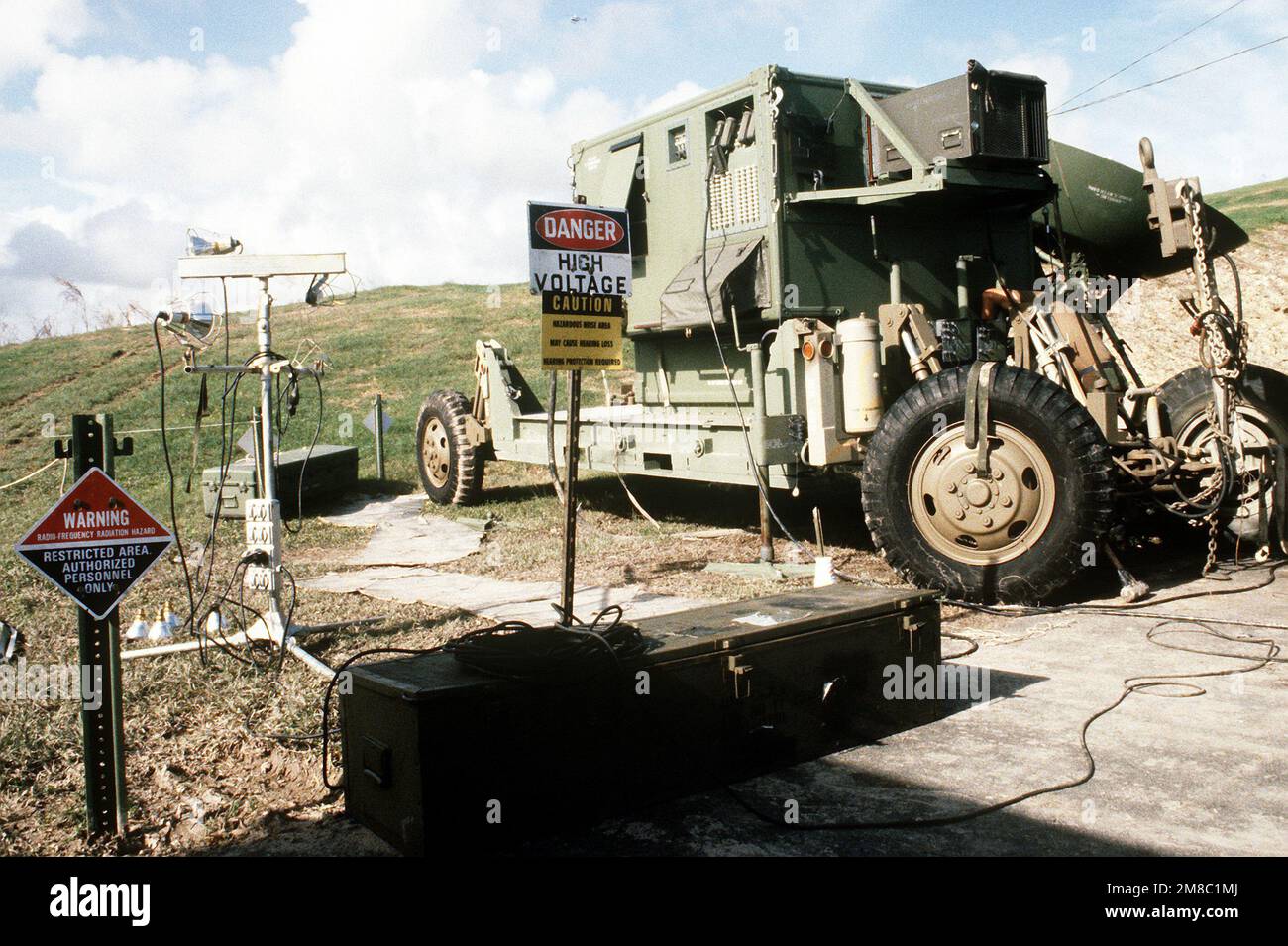 Una visione ravvicinata di un furgone di comunicazione istituito durante l'operazione Hawkeye, uno sforzo di soccorso destinato ad aiutare le vittime dell'uragano Hugo, che ha devastato l'area il 19th settembre. Oggetto/Serie: HAWKEYE base: Saint Croix Stato: Isole Vergini (VI) Paese: Stati Uniti d'America (USA) Foto Stock