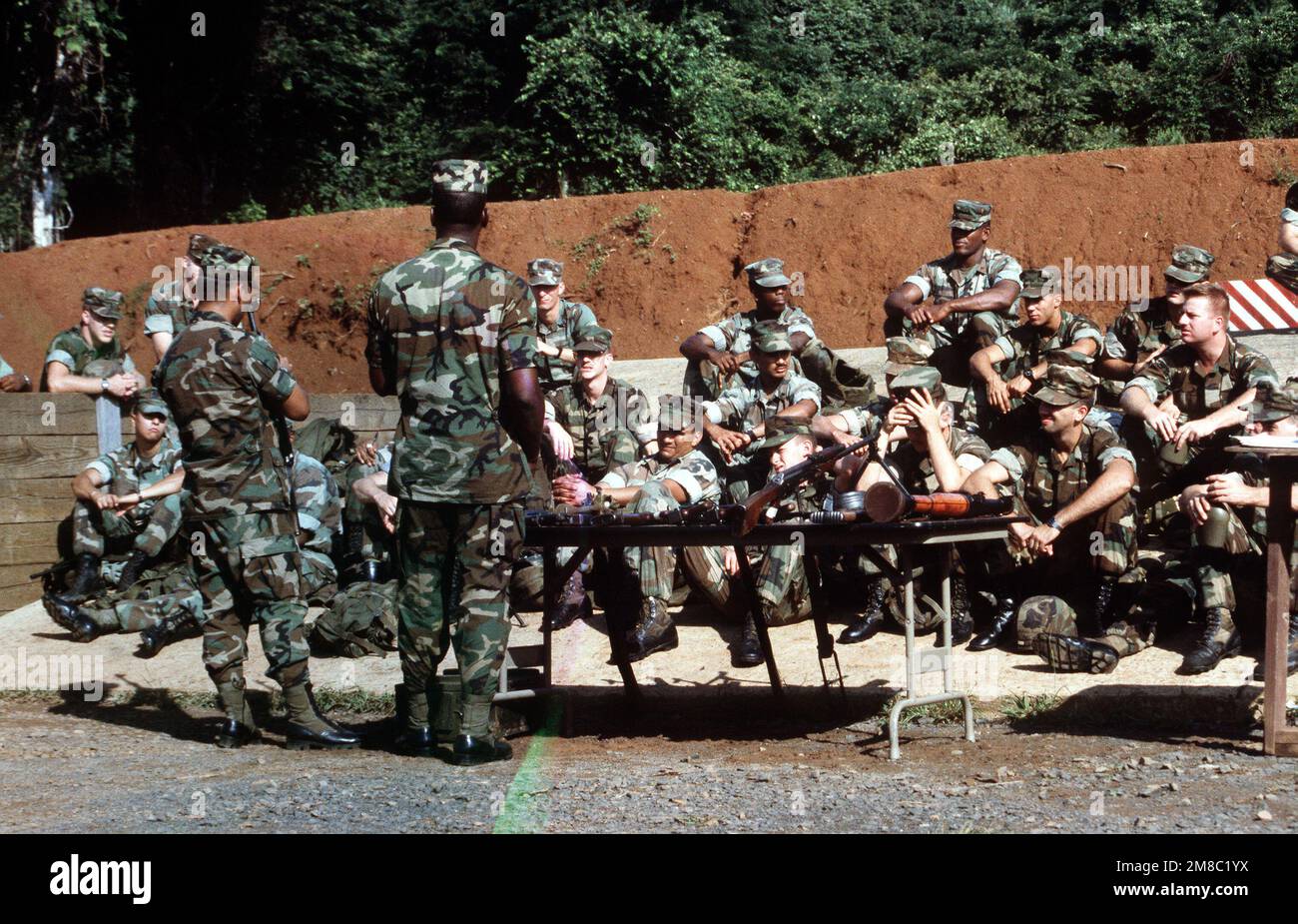 Due istruttori dell'esercito insegnano una classe sulle armi sovietiche ad un gruppo di Marines. Paese: Panama (PAN) Foto Stock