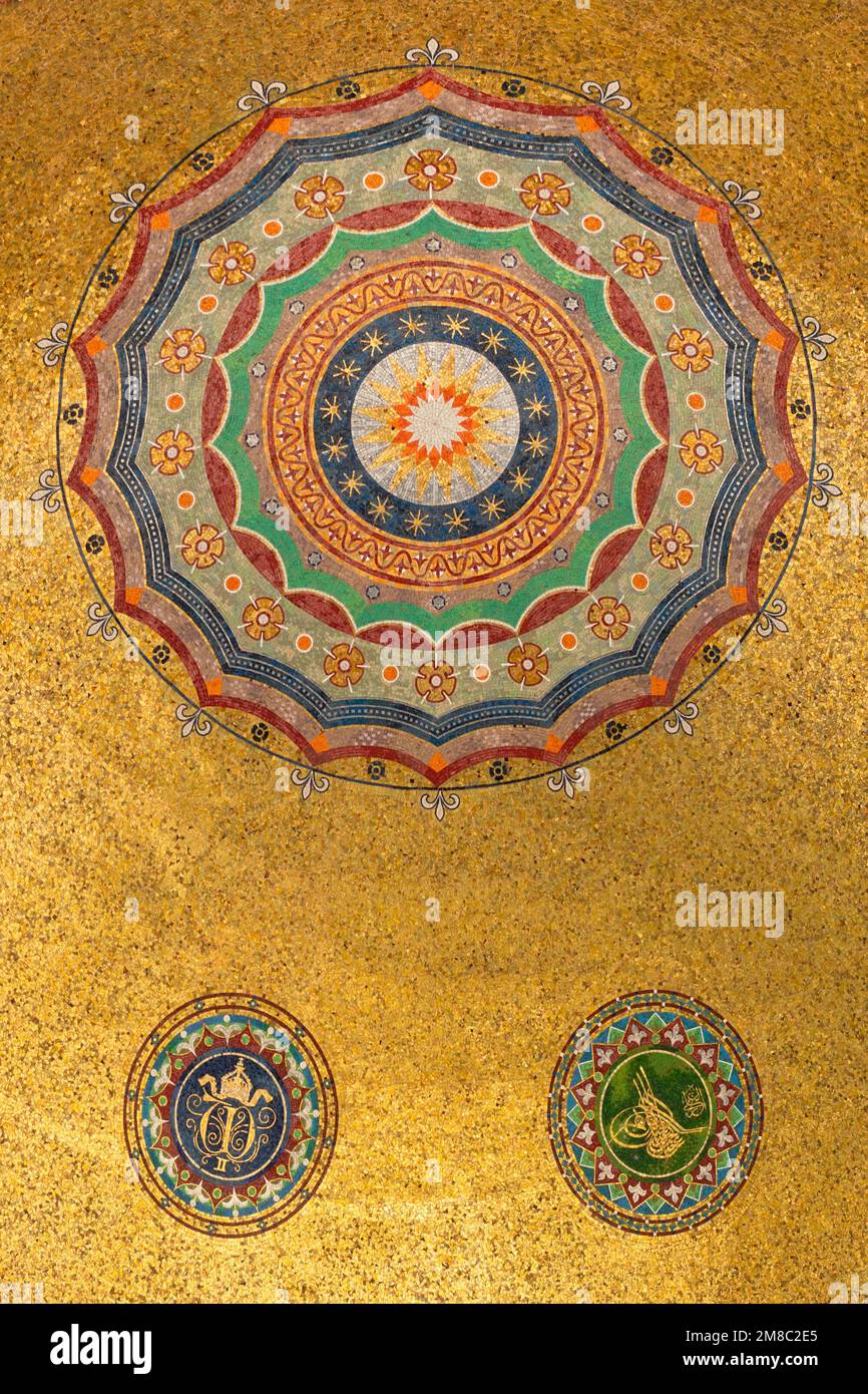 Fontana tedesca Istanbul - mosaico in oro e simbolo 'W' di Kaiser Wilhelm II e tughra di Abdulhamid II all'interno delle cupole, Istanbul, Turchia Foto Stock