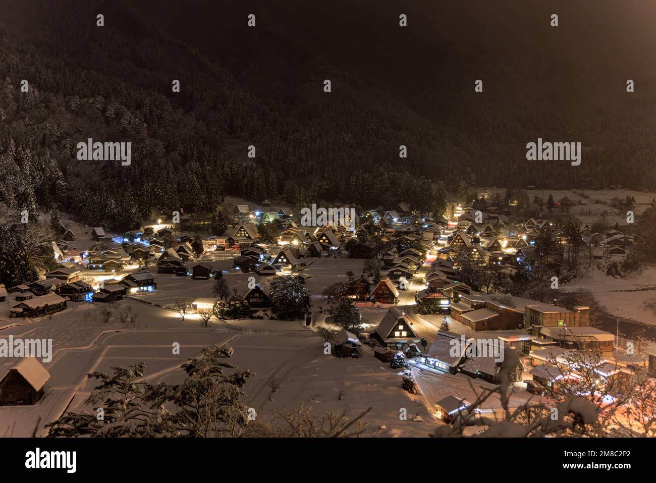 Congelato nel tempo: Incantevoli case Shirakawa-go coperte di neve frizzante Foto Stock