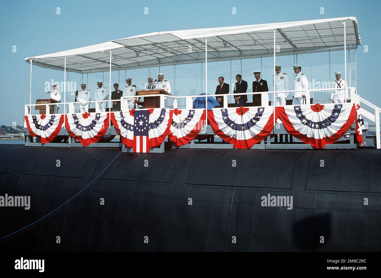 CAPT. Norman Cram, cappellano, lancia l'invocazione durante la cerimonia di messa in servizio del sottomarino missilistico strategico nucleare USS PENNSYLVANIA (SSBN-735). Base: Naval Submarine base, New London Stato: Connecticut (CT) Paese: Stati Uniti d'America (USA) Foto Stock