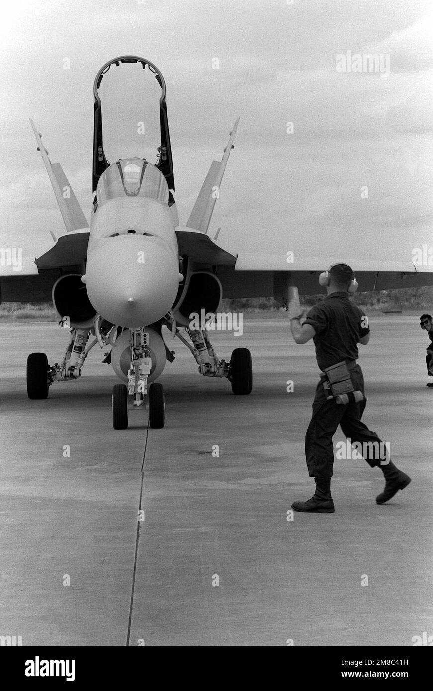 LCPL Steven Lyon, un capitano aereo con Marine Fighter Attack Squadron 115 (VMFA-115), dirige un aereo tassante F/A-18A Hornet durante l'esercizio combinato thailandese/statunitense Thalay Thai '89. Paese: Thailandia (THA) Foto Stock
