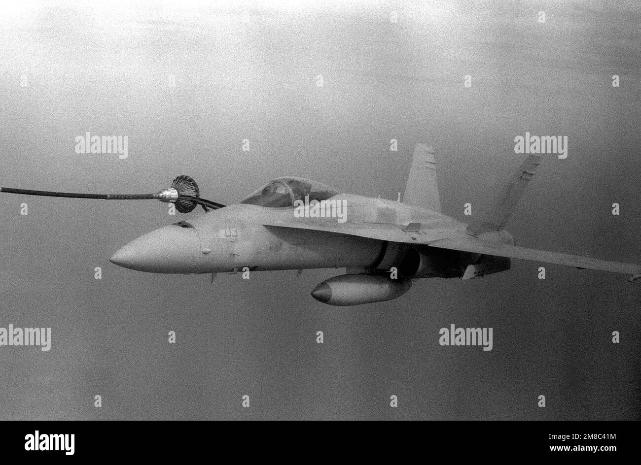 Uno Squadrone 115 (VMFA-115) F/A-18A Hornet Attack si rifornisce durante il volo durante l'esercizio combinato Thalay Thai '89. Paese: Thailandia (THA) Foto Stock