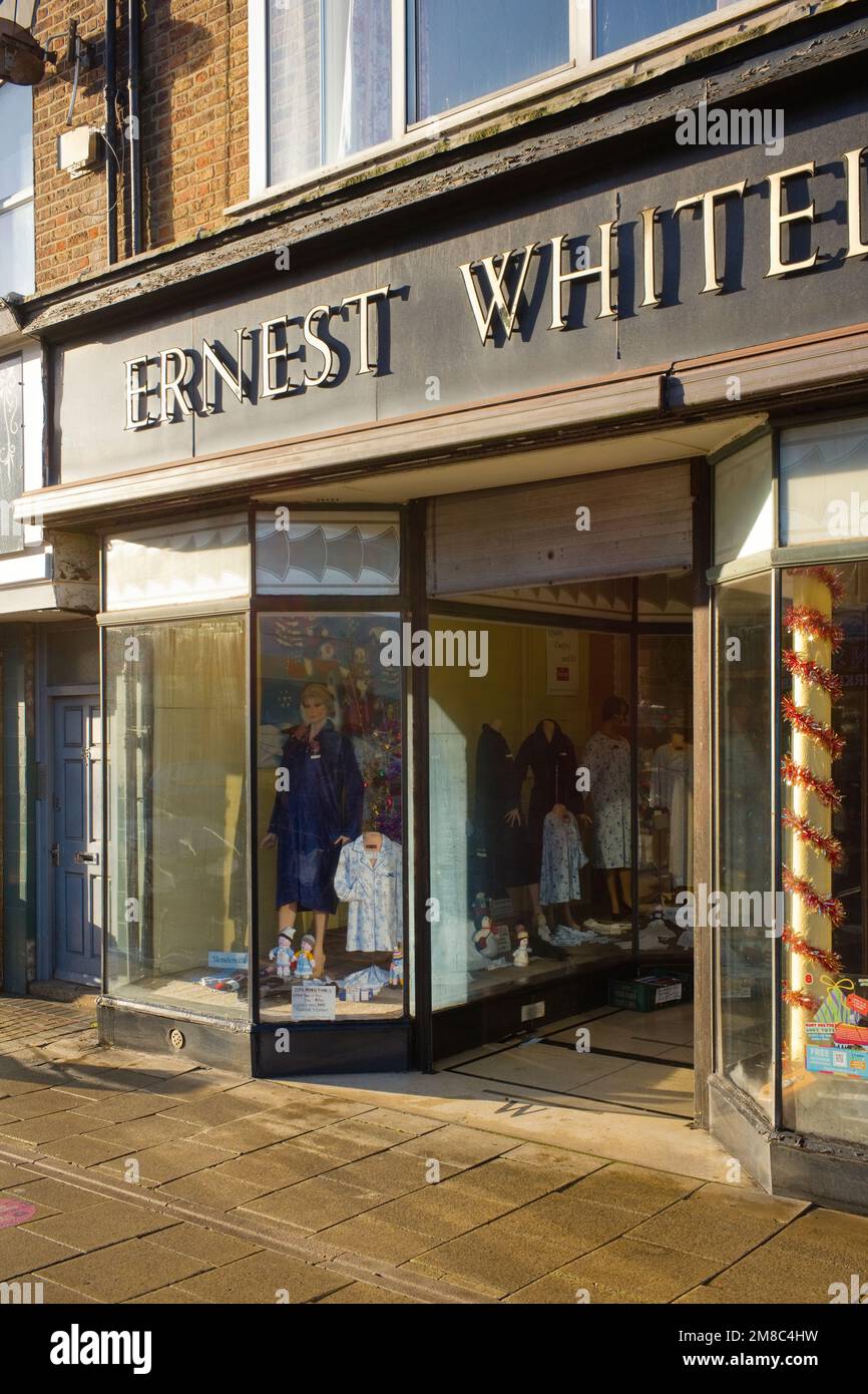 Ernest Whitely, il negozio di drappeggi per Signore Bridlington ancora nel suo originale decor del 1930s dentro e fuori Foto Stock