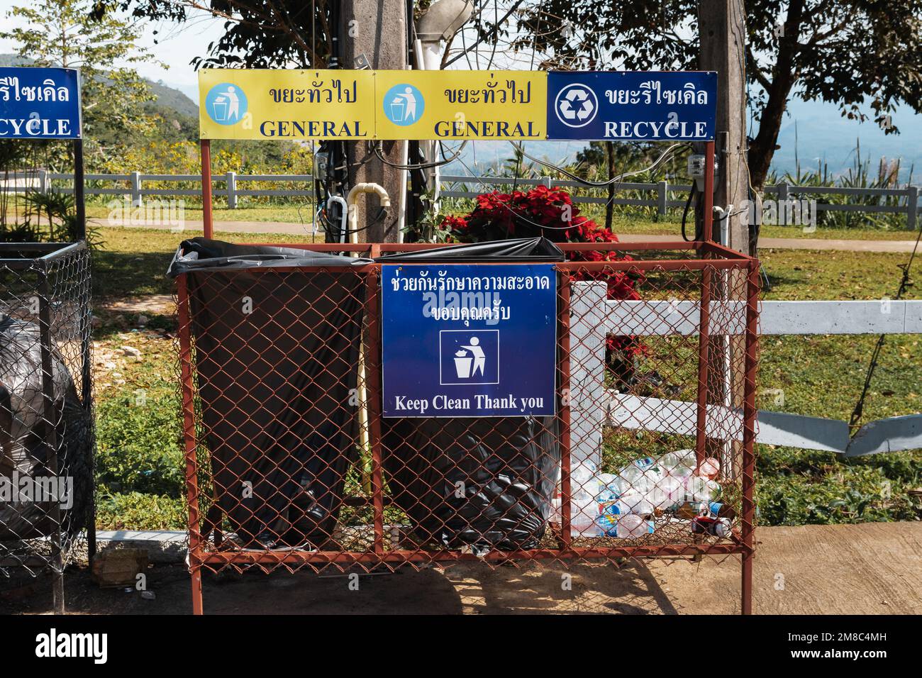 PAI, Thailandia. Novembre 23, 2022. Bidoni di rifiuti pubblici in Thailandia con testi sia in tailandese che in inglese Foto Stock