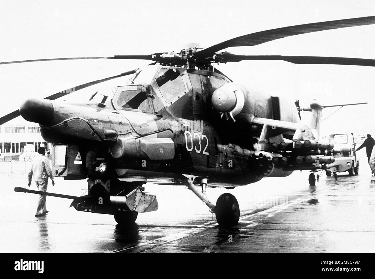 Vista frontale sinistra di un elicottero sovietico di attacco dell'Havoc mi-28 trainato sulla linea di volo. Paese: Sconosciuto Foto Stock