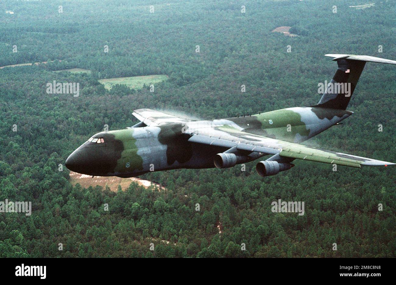 Vista frontale sinistra di un aereo C-5A Galaxy in volo vicino alla base dell'aeronautica militare di Pope, N.C. Stato: North Carolina (NC) Paese: Stati Uniti d'America (USA) Foto Stock
