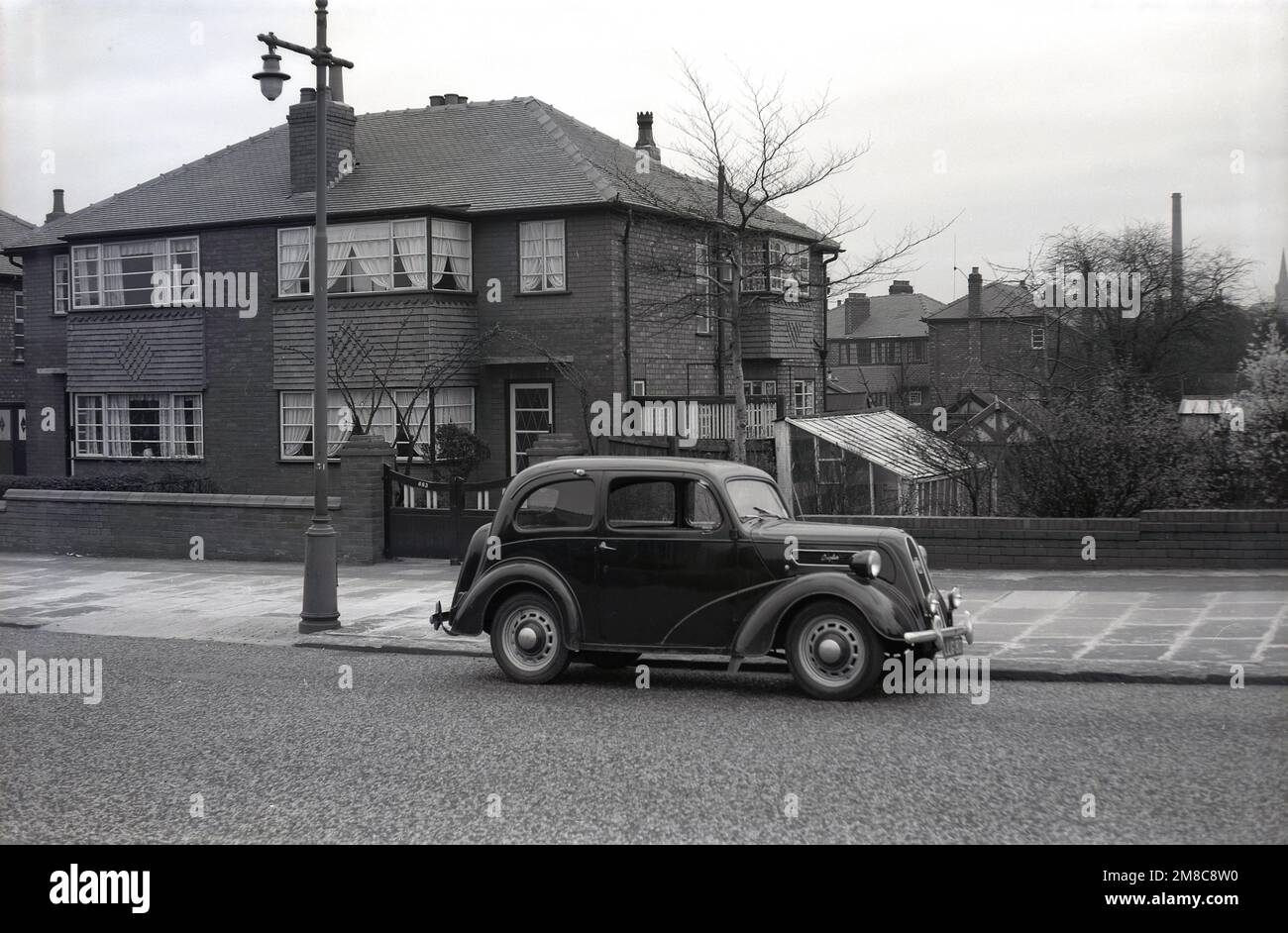 1950s, storico, un'automobile dell'epoca, un Ford Anglia, parcheggiato