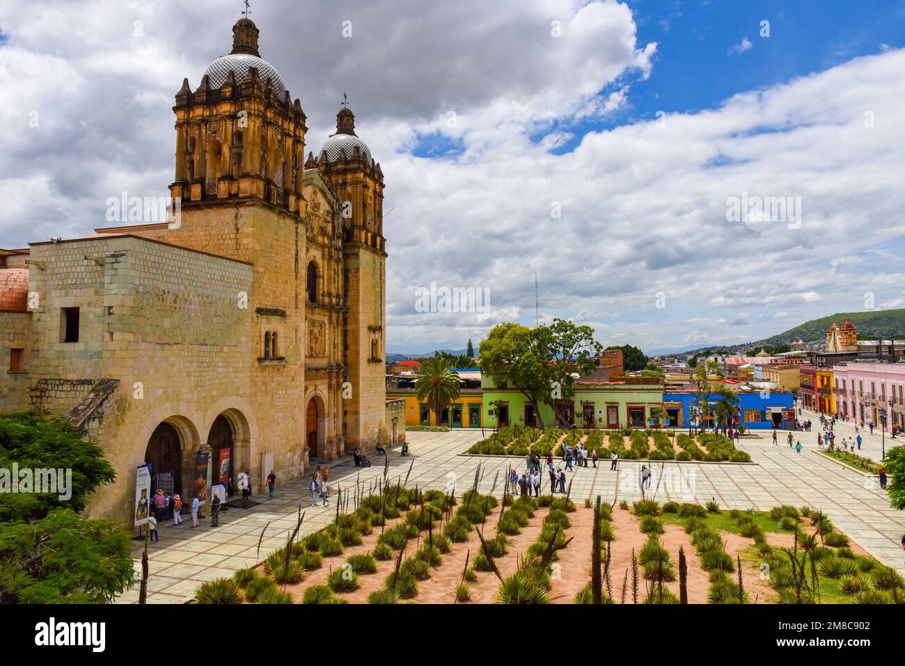 Plaza Santo Domingo e la famosa chiesa di Santo Domingo de Guzman, e il Museo delle culture di Oaxaca nel centro storico, Oaxaca Messico Foto Stock
