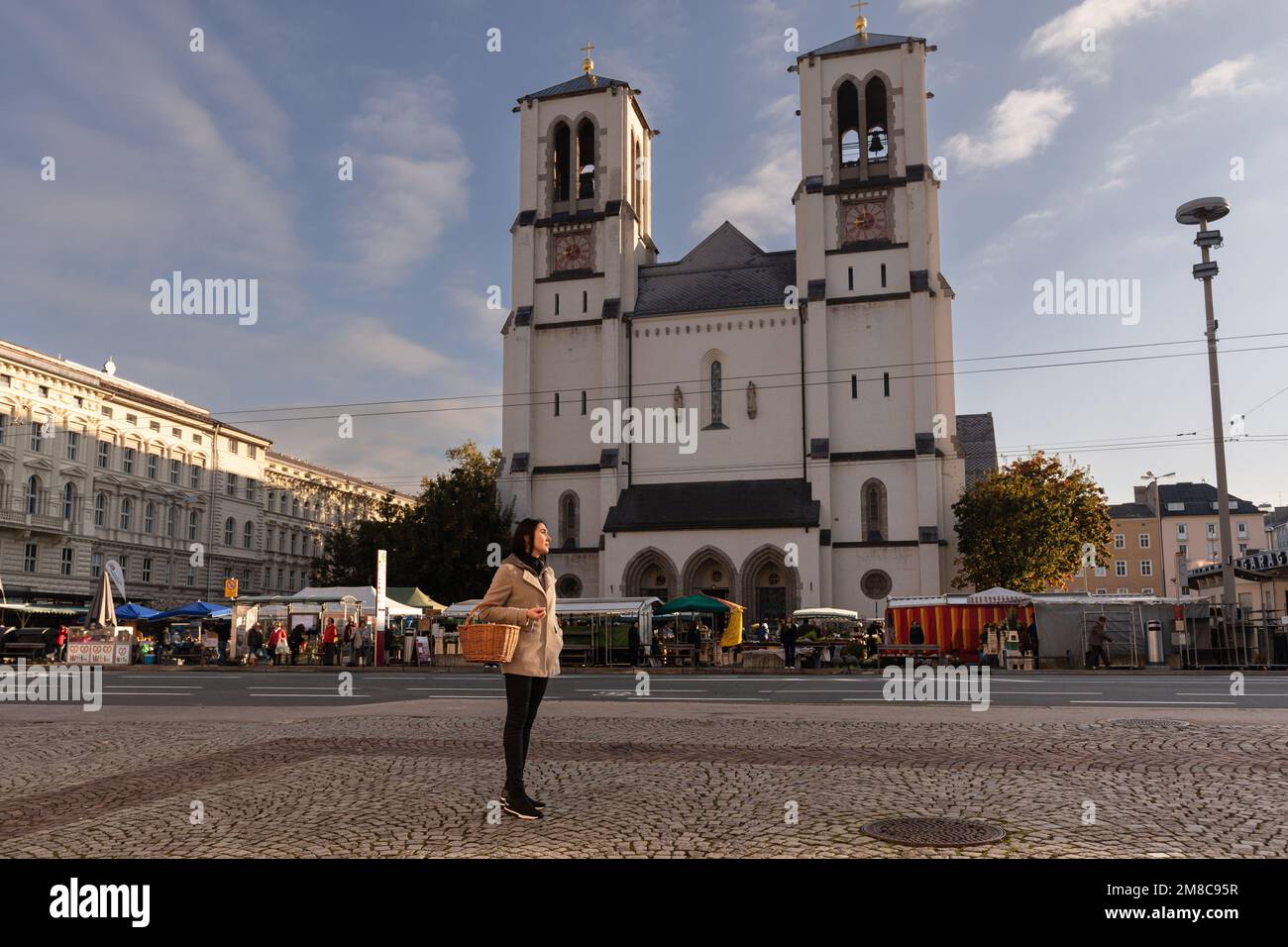 AUSTRIA, SALISBURGO - 13 OTTOBRE 2022: Area commerciale di fronte alla chiesa di Mirabell Foto Stock