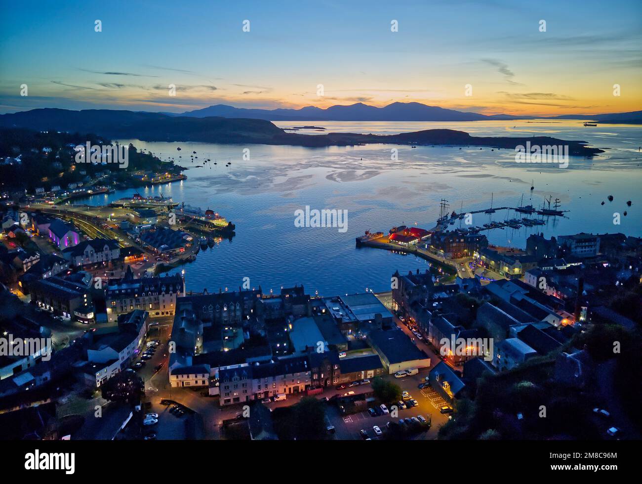 Vista su Oban e Oban Bay, Argyll, Scozia al tramonto Foto Stock