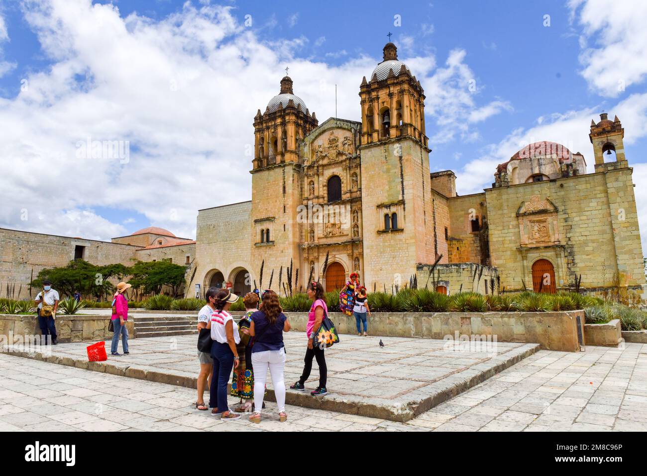 Plaza Santo Domingo e la famosa chiesa di Santo Domingo de Guzman, centro storico, Oaxaca Messico Foto Stock