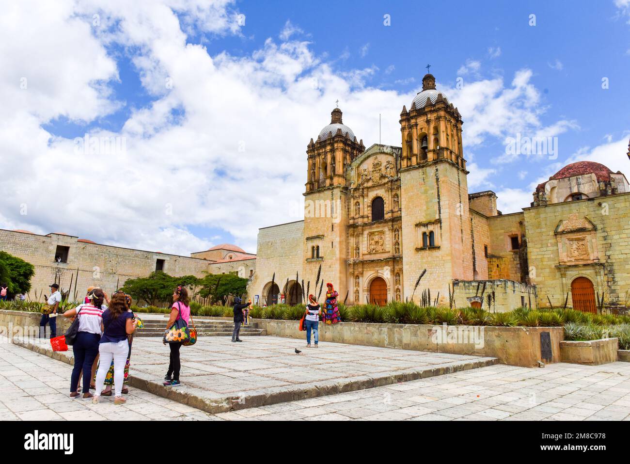 Plaza Santo Domingo e la famosa chiesa di Santo Domingo de Guzman, centro storico, Oaxaca Messico Foto Stock