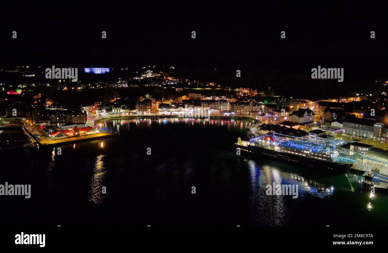 Vista di Oban Bay, Oban, Argyll, Scozia a Natale, con vista sul centro di Oban. Foto Stock