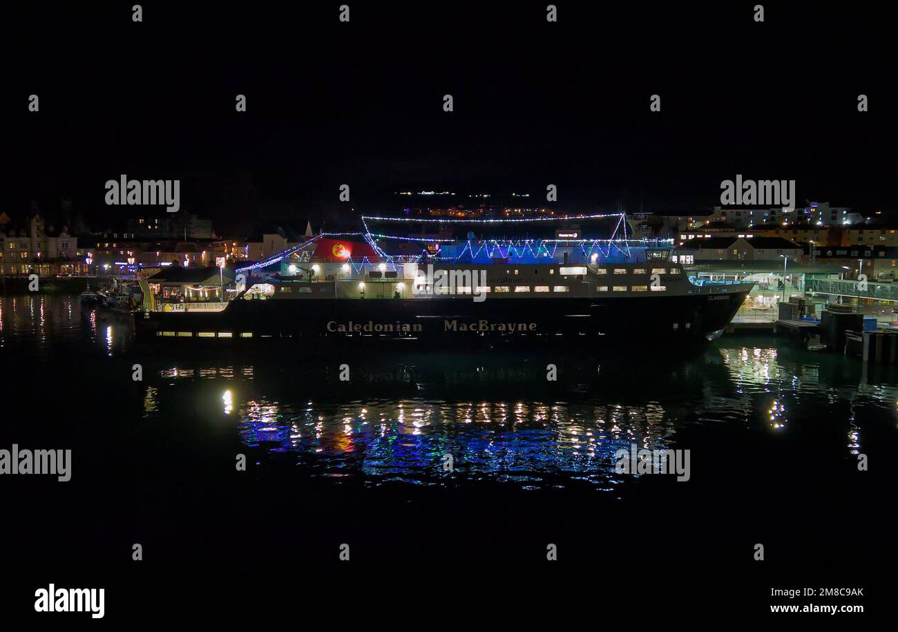 Traghetto illuminato con luci di Natale, ormeggiato a Oban, Argyll, Scozia Foto Stock