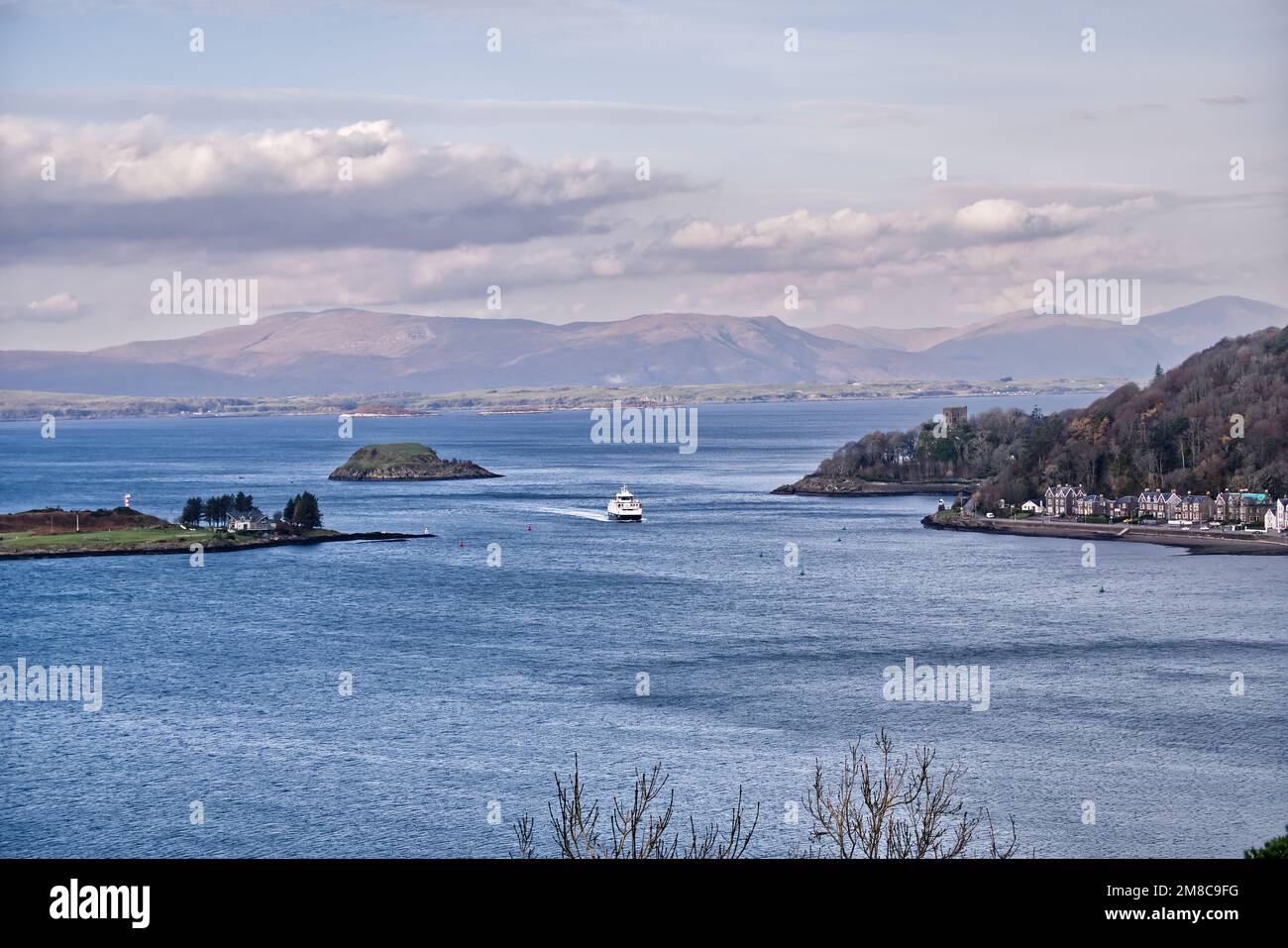Un traghetto naviga in mare calmo a Oban Bay, Oban, Argyll, Scozia Foto Stock