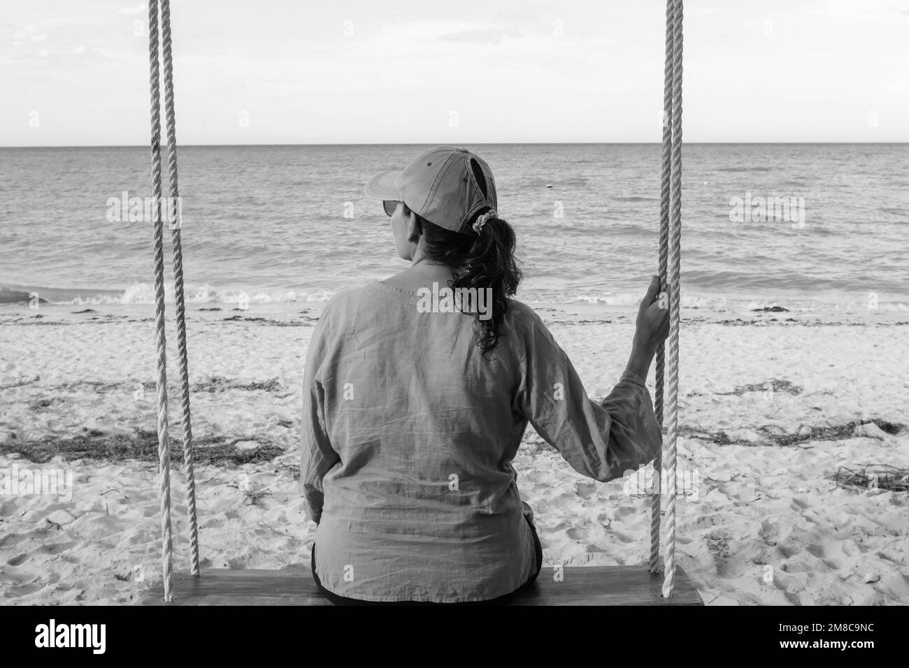 Donna che guarda all'oceano Foto Stock