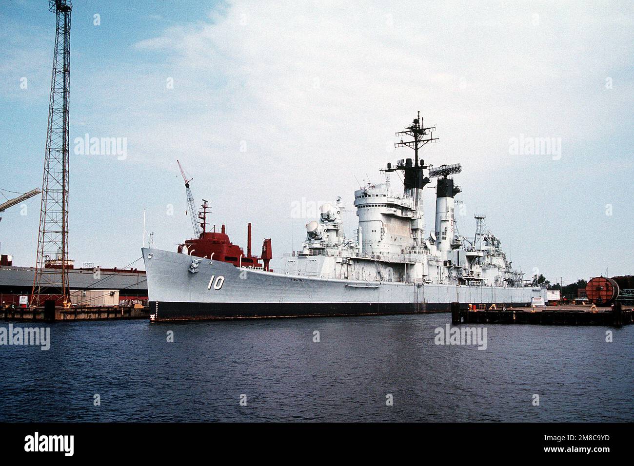 Una vista dalla prua del porto dell'incrociatore missilistico guidato SMANTELLATO ALBANY (CG-10) presso l'impianto di manutenzione delle navi inattive del cantiere navale di Norfolk. Base: Elizabeth River, Norfolk Stato: Virginia (VA) Nazione: Stati Uniti d'America (USA) Foto Stock