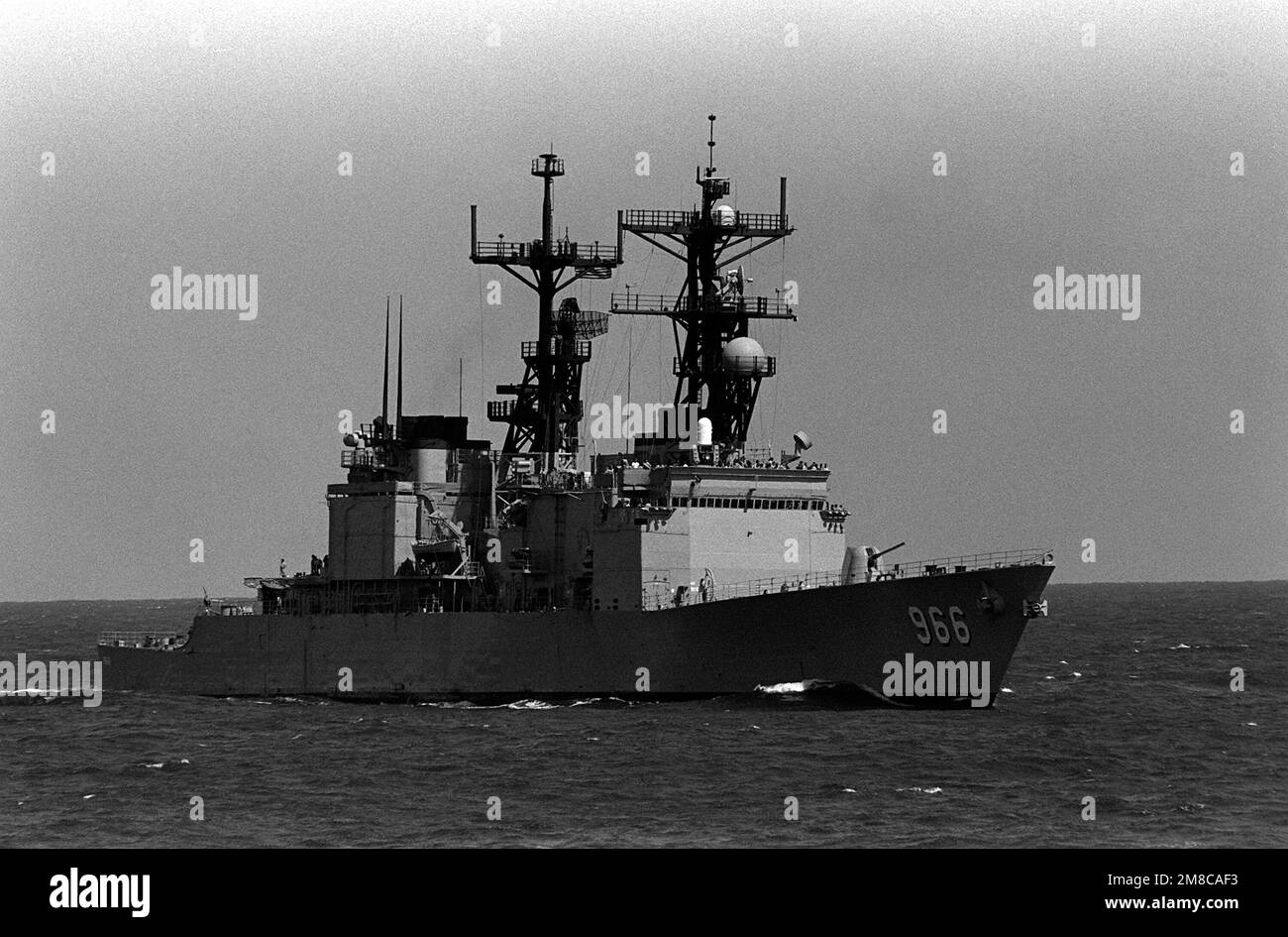 Una vista a dritta del cacciatorpediniere USS HEWITT (DD-966) in corso durante l'esercizio Fleet '89. Oggetto/Serie: ESERCIZIO FLOTTA '89 Paese: Oceano Pacifico (POC) Foto Stock