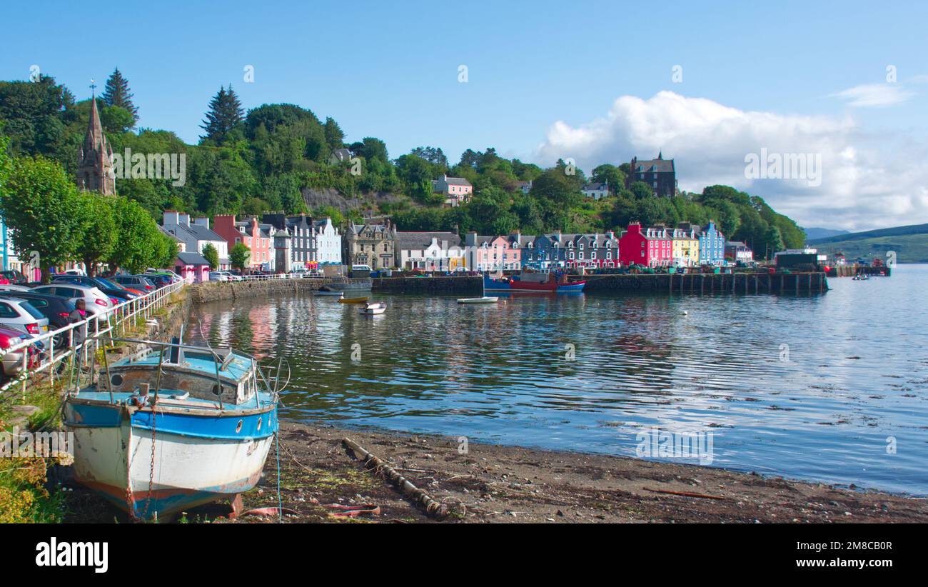 Tobermory Bay, Tobermory, Isola di Mull, Argyll, Scozia con cielo blu in una tranquilla giornata estiva Foto Stock