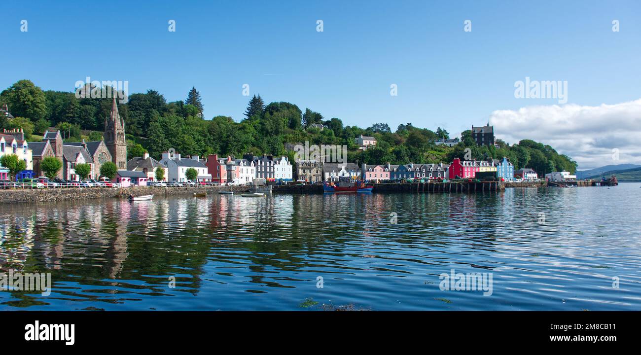 Tobermory Bay, Tobermory, Isola di Mull, Argyll, Scozia con cielo blu in una tranquilla giornata estiva Foto Stock