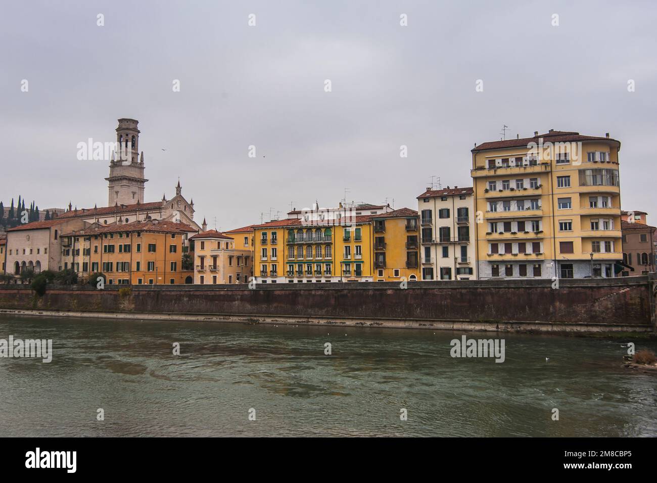 Piccola vista di Verona e del suo fiume Adige in inverno Foto Stock