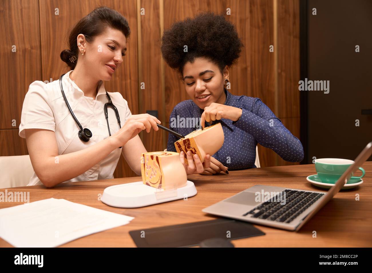 Donna africana di Amrican che guarda il campione di pavimento pelvico Foto Stock