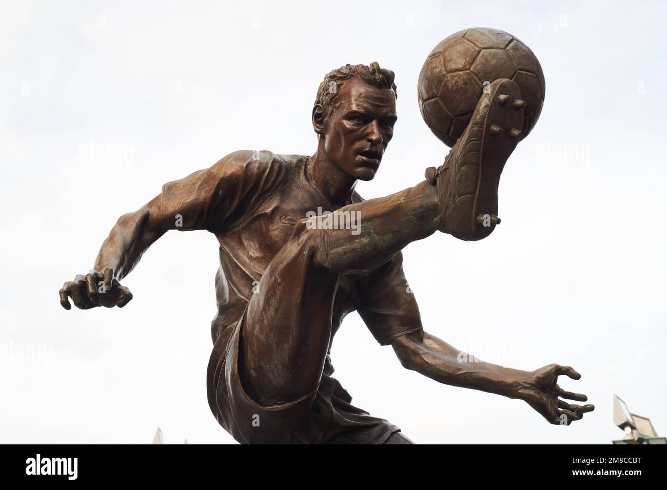 Statua in bronzo del leggendario calciatore dell'Arsenale Dennis Bergkamp fuori dallo stadio Emirates Foto Stock