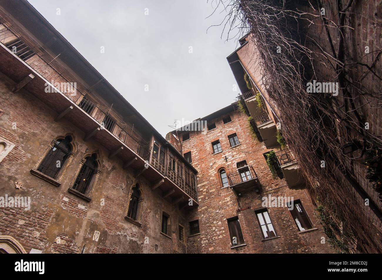 Antichi edifici vicino alla terrazza della Giulietta a Verona Foto Stock
