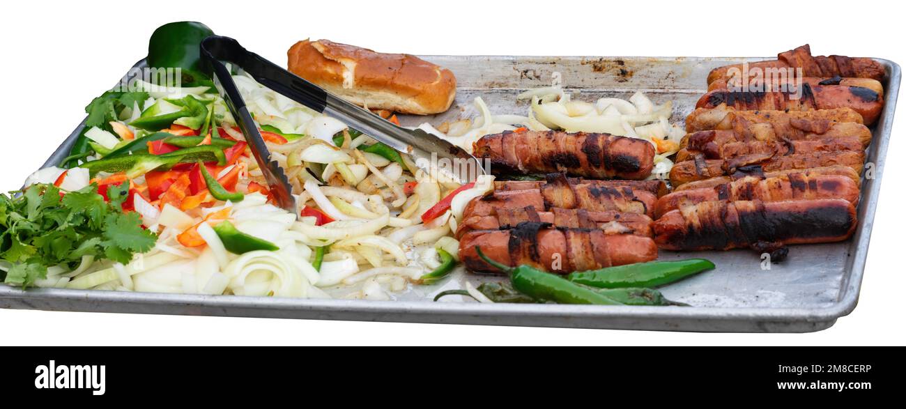 Vassoio fast food, hot dog, panini e verdure fritte mescolate offerto dal venditore di strada. Foto Stock