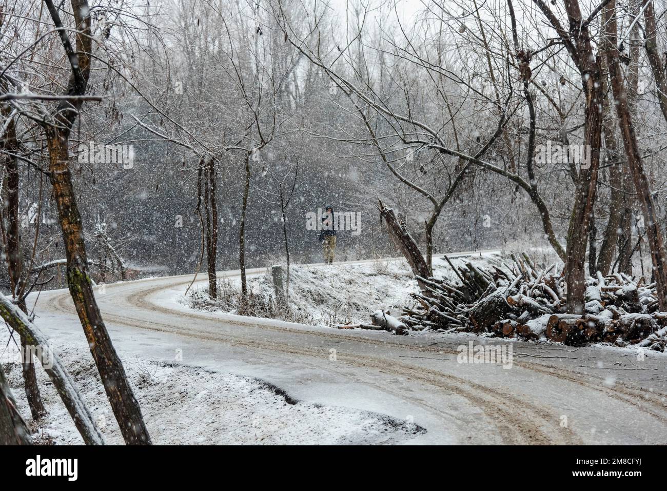 Vista generale della strada innevata durante le nevicate. Il Kashmir ha ricevuto nevicate fresche, con le cali più alte della valle che hanno ricevuto nevicate da moderate a pesanti e nevicate da leggere a moderate in pianura, causando una visibilità distruttiva. Questo ha influito sulle operazioni di volo insieme alla chiusura dell'autostrada nazionale Srinagar-Jammu. Foto Stock