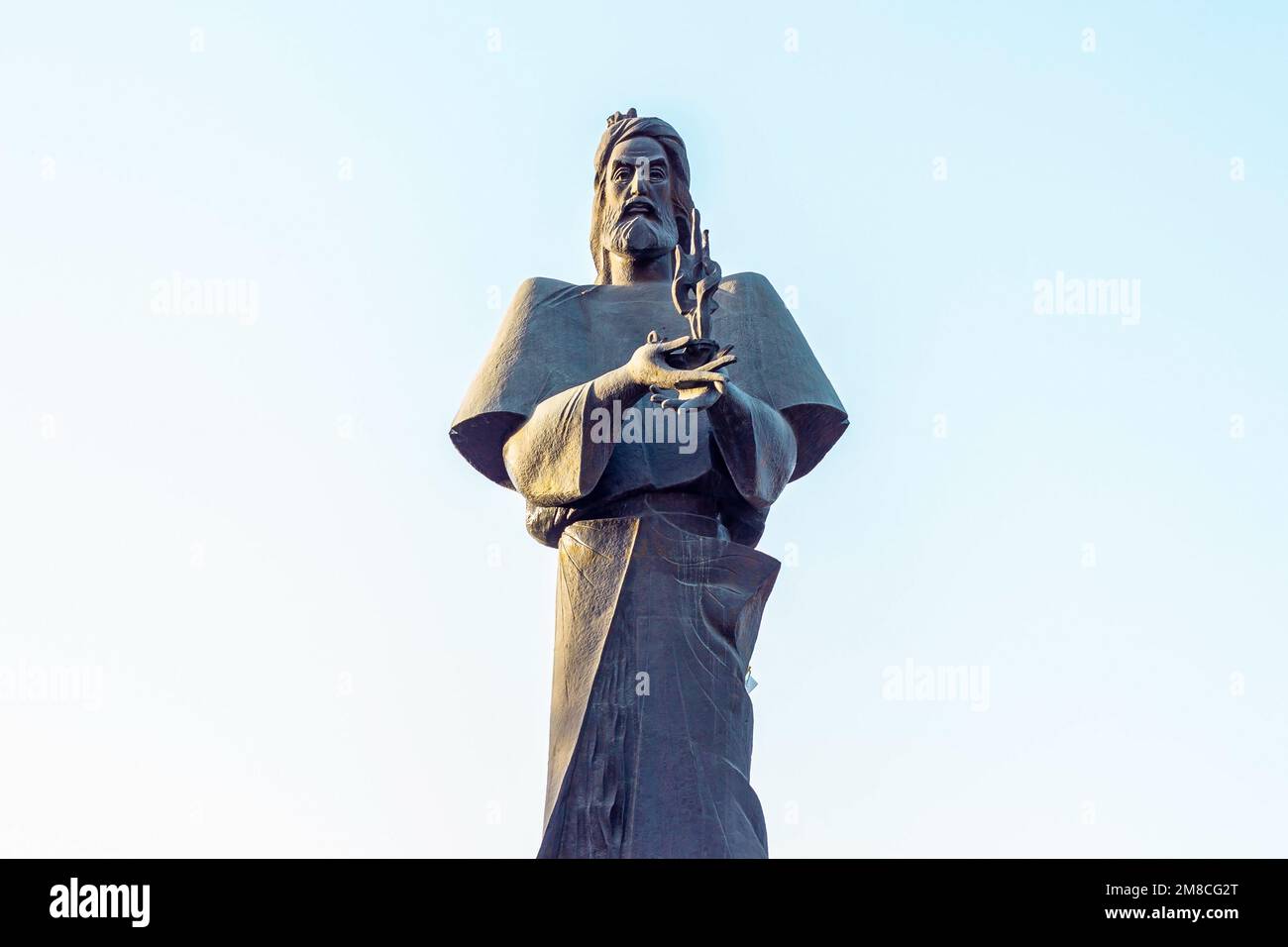DUSHANBE, TAGIKISTAN - 20 LUGLIO 2022: Statua del poeta persiano Ferdowsi nel parco contro il cielo blu. Foto Stock