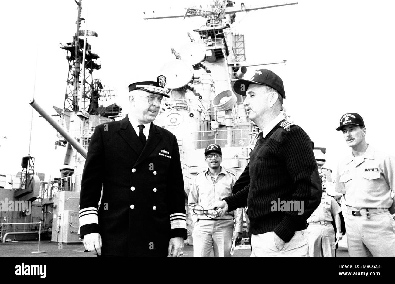 Il capitano Don Pollard, comandante dell'incrociatore missilistico guidato a energia nucleare USS MISSISSIPPI (CGN 40), parla con il vice ammiraglio John W. Nyquist, assistente CAPO delle operazioni navali, Surface Warfare, in un tour della nave. Base: USS Mississippi (CGN 40) Foto Stock