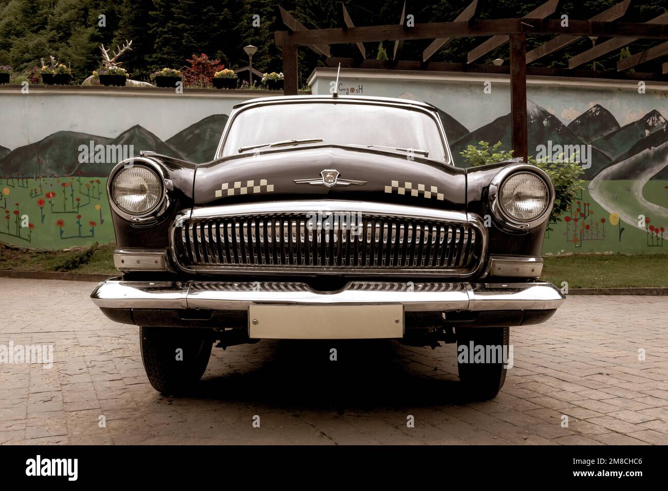 Sairme, Georgia, 06.06.21. GAZ M21 Volga, terza serie modello, vista la parte anteriore della vettura, auto di lusso vecchia nera su una strada a Sairme. Foto Stock