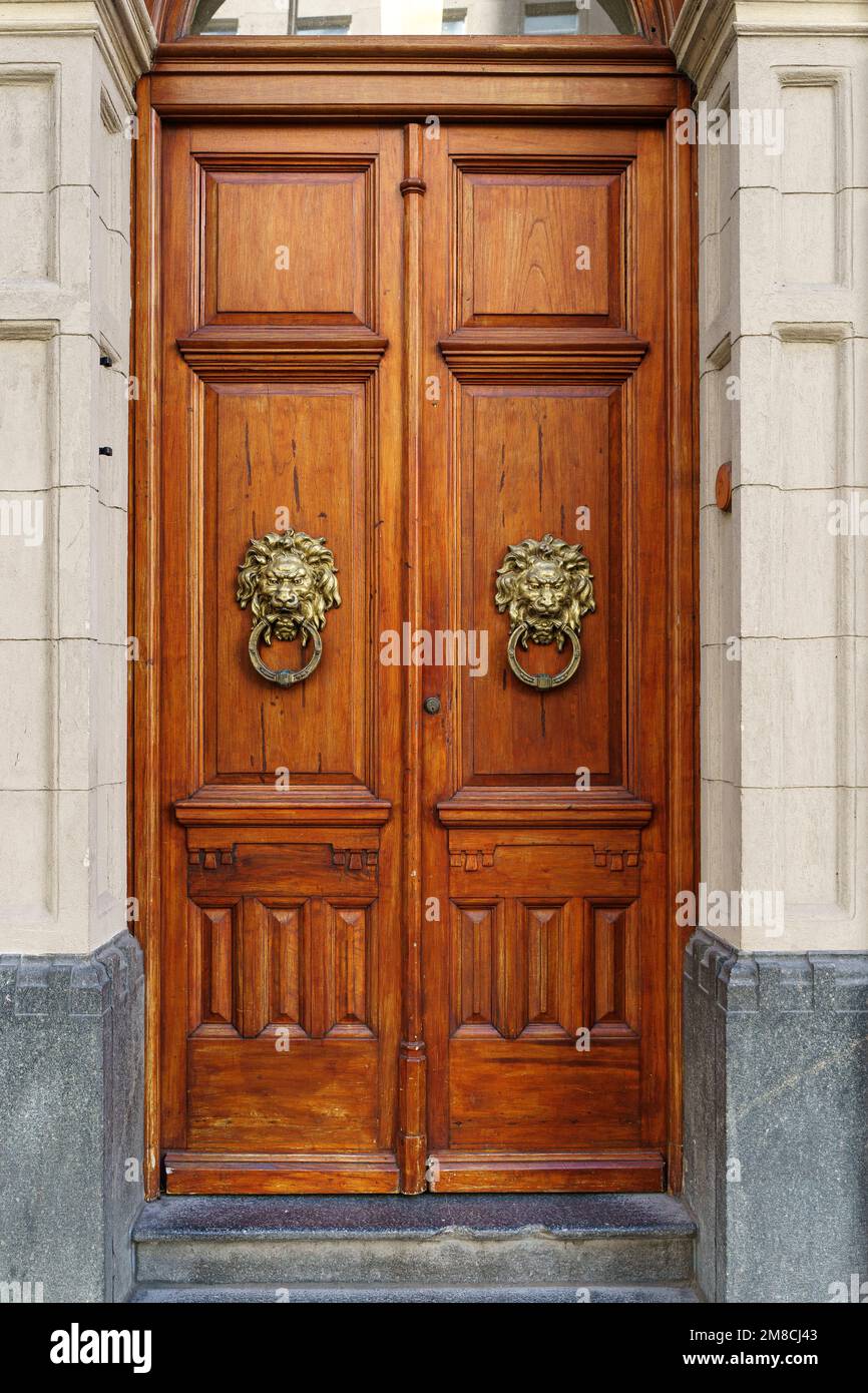 Vecchia porta d'epoca. Antico sfondo porta in legno con serratura e maniglia su architettura facciata casa. . Foto di alta qualità Foto Stock