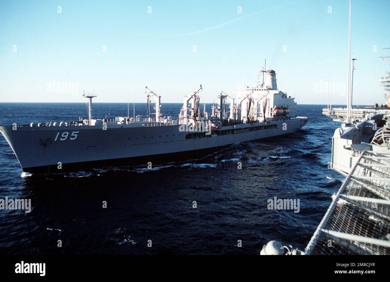 Una vista di prua del porto dell'oliatore USNS LEROY GRUMMAN (T-AO-195) che viene accanto alla portaerei nucleare USS ABRAHAM LINCOLN (CVN-72) durante le operazioni di rifornimento in corso al largo dei Virginia Capes. Paese: Oceano Atlantico (AOC) Foto Stock