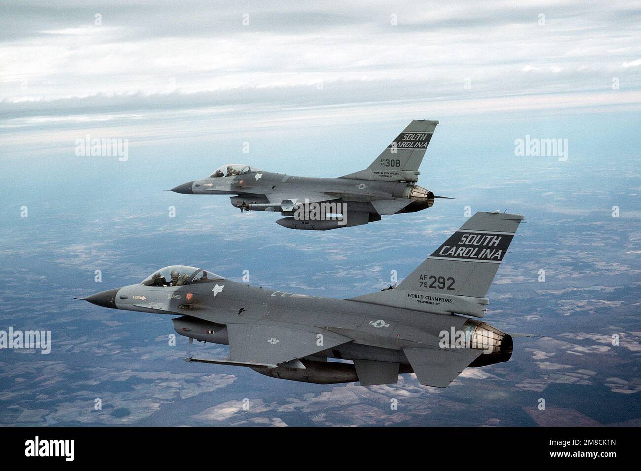 Una vista aria-aria lato sinistro di due aerei 169th Tactical Fighter Group F-16 Fighting Falcon della South Carolina Air National Guard in formazione. La F-16s, dotata di missili AIM-9 Sidewinder, mostra la nuova marcatura della coda "South Carolina". Stato: South Carolina (SC) Paese: Stati Uniti d'America (USA) Foto Stock
