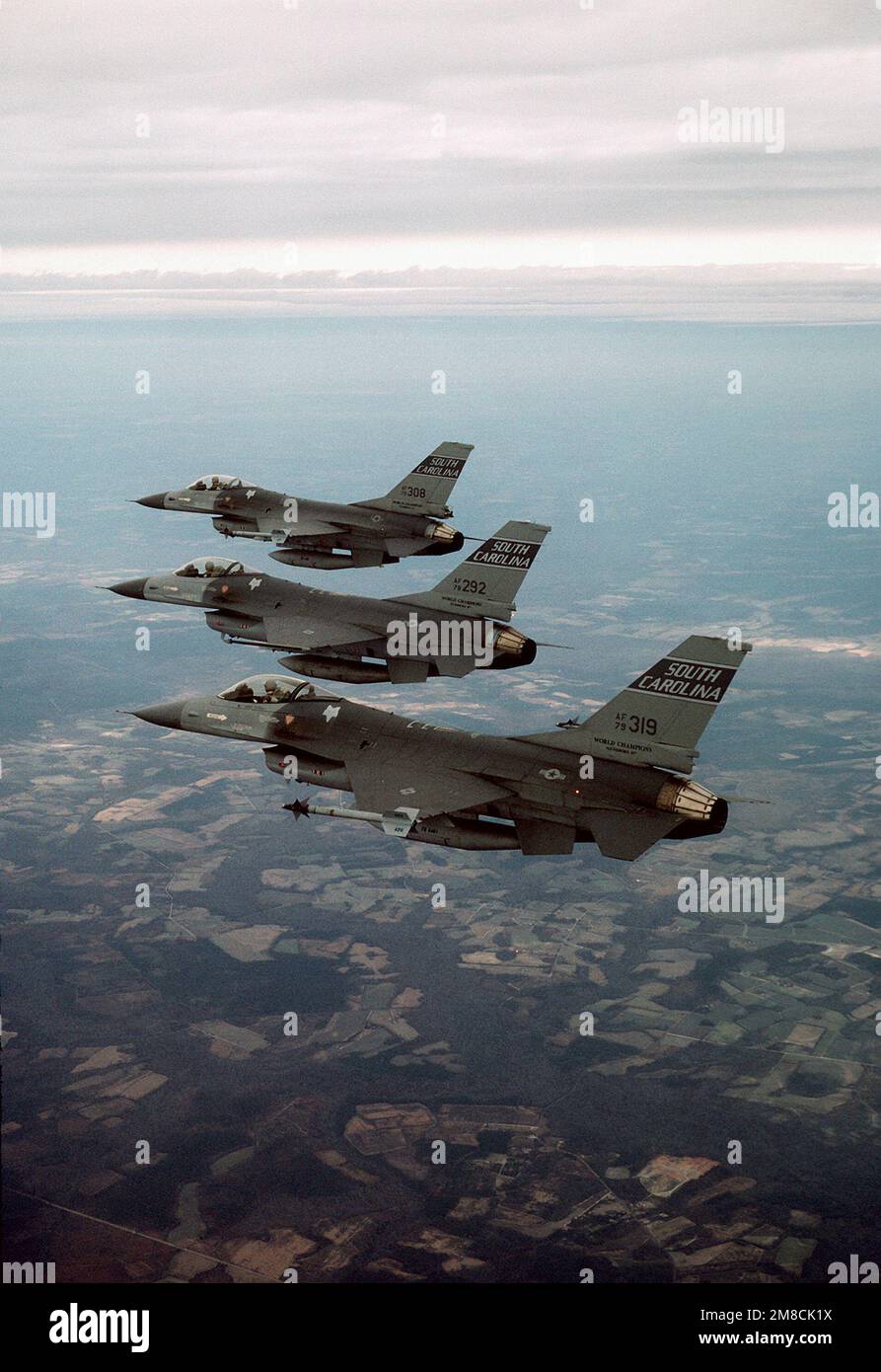 Una vista aria-aria lato sinistro di tre 169th Tactical Fighter Group F-16 Fighting Falcon Aircraft del South Carolina Air National Guard in formazione. La F-16s, dotata di missili AIM-9 Sidewinder, mostra la nuova marcatura della coda "South Carolina". Stato: South Carolina (SC) Paese: Stati Uniti d'America (USA) Foto Stock