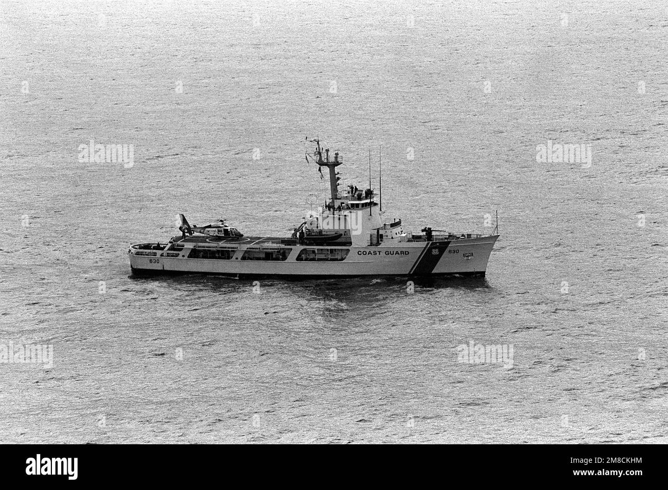 Una vista a dritta della trave degli Stati Uniti Coast Guard taglia a media resistenza USCGC ALERT (WMEC-630) come si trova al largo della costa della Florida per fornire sicurezza per il lancio di prova di un missile balistico lanciato sottomarino Trident II D-5 dal sottomarino missile strategico alimentato nucleare USS TENNESSEE (SSBN-734). Paese: Oceano Atlantico (AOC) Foto Stock