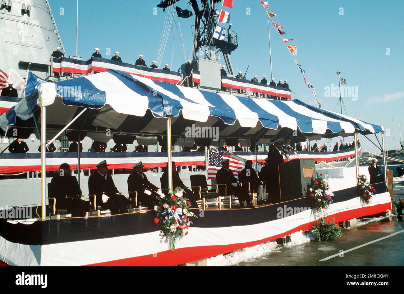 Un ospite della piattaforma parla al committente della nave di contromisure della miniera USS GUARDIAN (MCM 5) al Centro Navale di Educazione e formazione. Base: Newport Stato: Rhode Island (RI) Nazione: Stati Uniti d'America (USA) Foto Stock