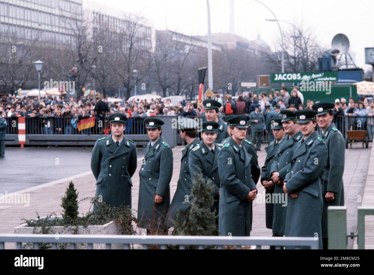 Le guardie della Germania orientale attendono l'apertura ufficiale della porta di Brandeburgo. Base: Berlin Nazione: Germania / Germania (DEU) Foto Stock