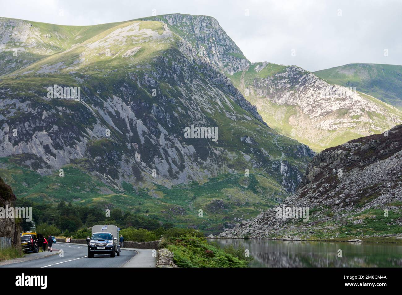 A5 strada per Llyn Ogwen nella Ogwen Valley, Snowdonia National Park, Galles, Regno Unito Foto Stock