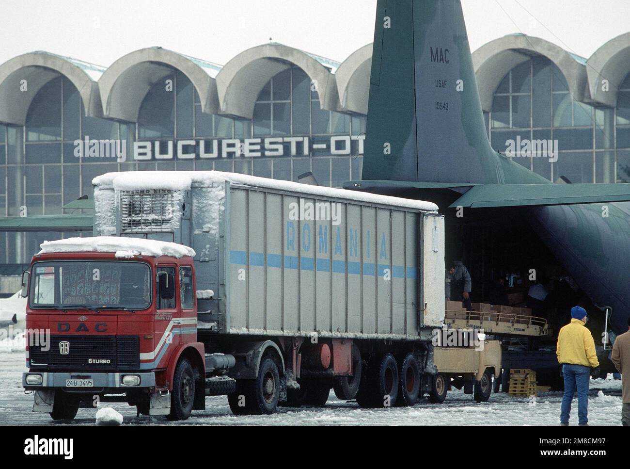 Forniture mediche dagli Stati Uniti L'Army Medical Materiel Center di Pirmasens, Germania occidentale, è scaricato da un aereo tattico di sollevamento aereo 37th C-130 Hercules all'aeroporto di Bucarest. Fornito dal comando medico del 7th, le forniture fanno parte dello sforzo di soccorso per i cittadini del paese dilaniato dalla rivolta. Base: Bucharest Nazione: Romania(ROM) Foto Stock