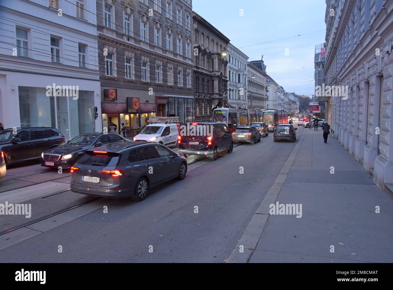 Un tram di Vienna si è bloccato nel traffico delle ore di punta a Währinger Str, Vienna, Austria Foto Stock