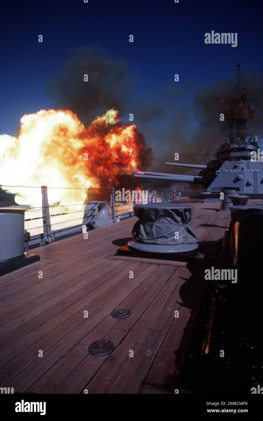 Un giro viene sparato dalla torretta di cannoni n. 1 Mark 7 16-inch/50-caliber a bordo della nave da guerra USS MISSOURI (BB-63). Paese: Sconosciuto Foto Stock
