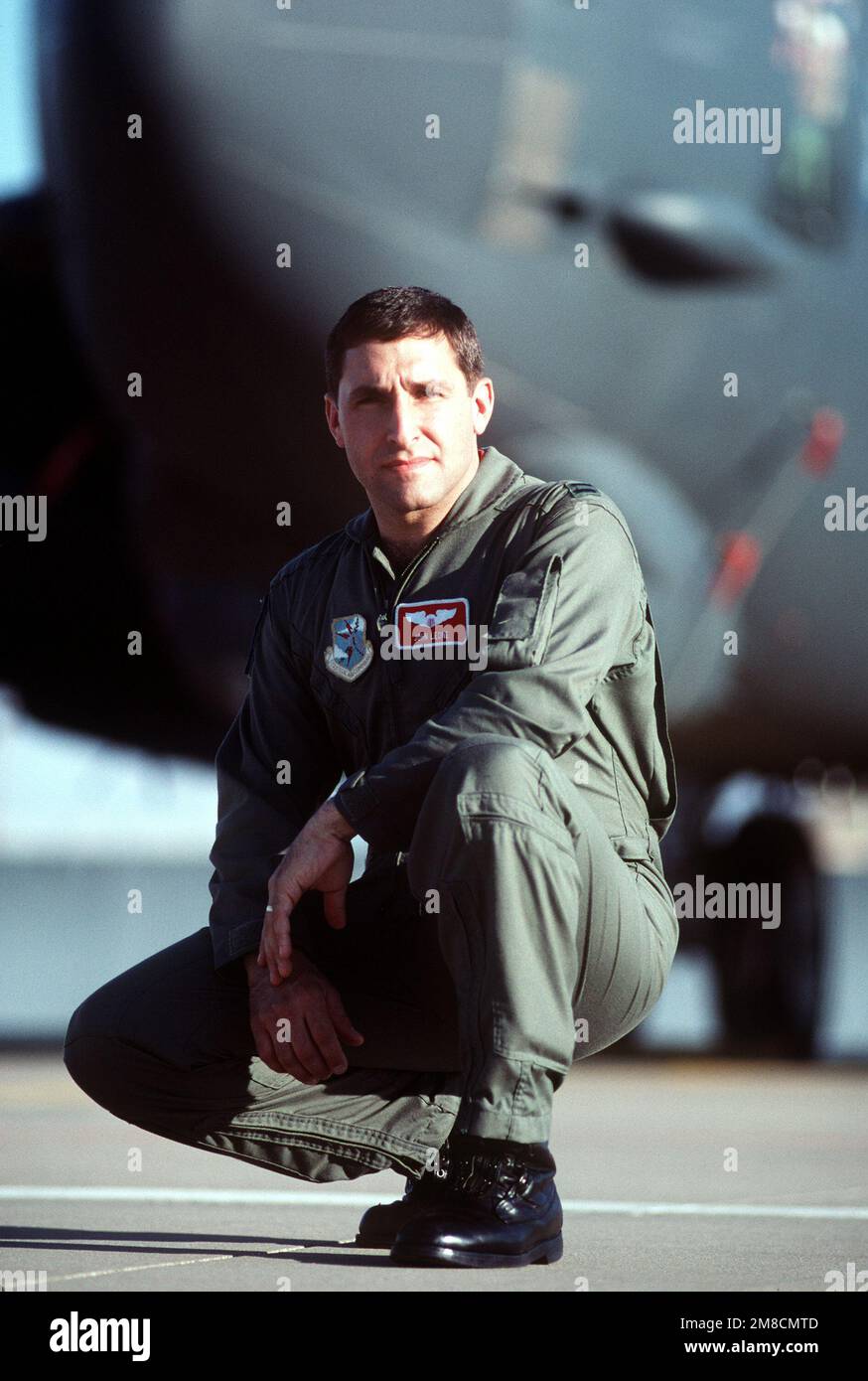 Il CPT John Leone presenta una fotografia prima di un esercizio di allerta base. Leone fa parte della forza deterrente del comando aereo strategico che tiene in volo bomber e autocisterne durante le missioni di allerta. Base: Carswell Air Force base Stato: Texas(TX) Paese: Stati Uniti d'America (USA) Foto Stock