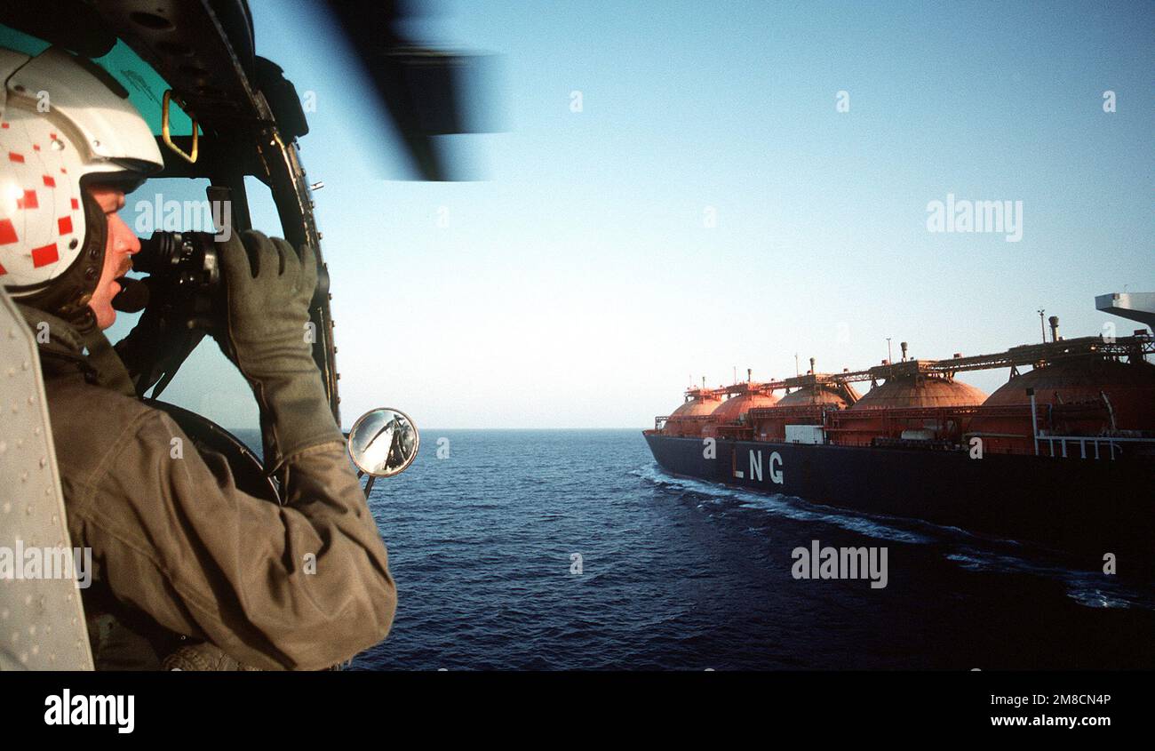 Il pilota di un elicottero SH-3 Sea King osserva il vettore di gas naturale  liquefatto (GNL) HOEGH GANDRIA in corso nel golfo durante l'operazione  Desert Shield. Soggetto operazione/Serie: SCUDO DEL DESERTO Paese:
