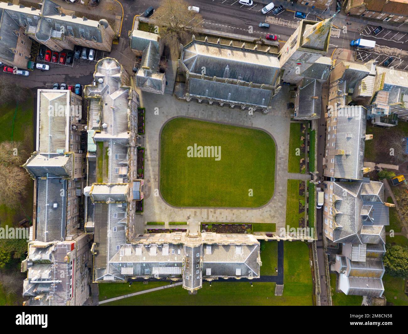 Vista aerea dal drone di St Salvators Quad alla St Andrews University di Fife, Scozia, Regno Unito Foto Stock